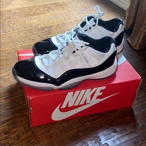 Jordan 11 lows/ White and black concords